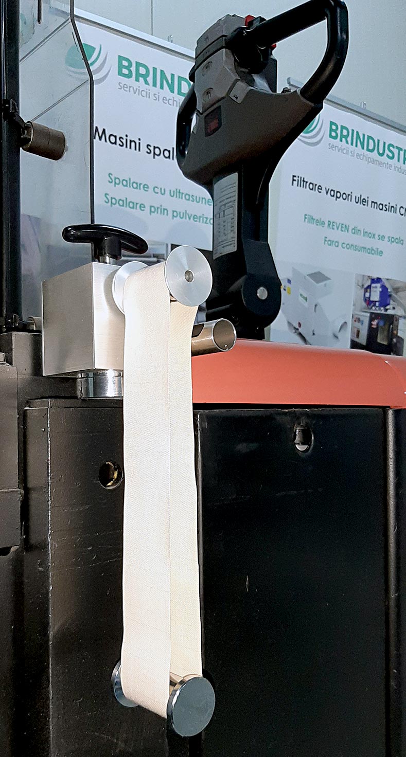 Oil skimmer cu banda prindere magnetica